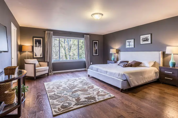 Details of the Master Bedroom and High Ceilings